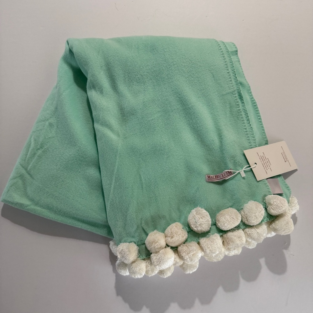 Malibu Luxxe Luxxe Pom Pom Throw Green‎ New